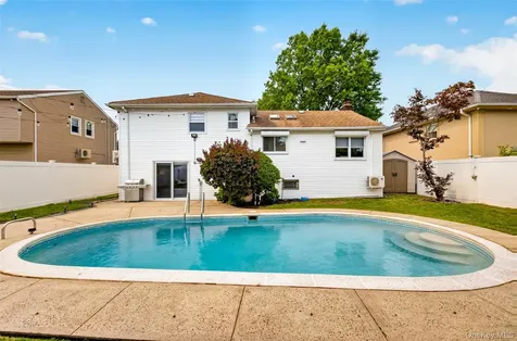 1822 Kent Street Westbury NY 11590