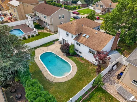 1822 Kent Street Westbury NY 11590