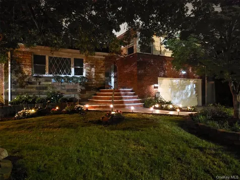 1822 Kent Street Westbury NY 11590