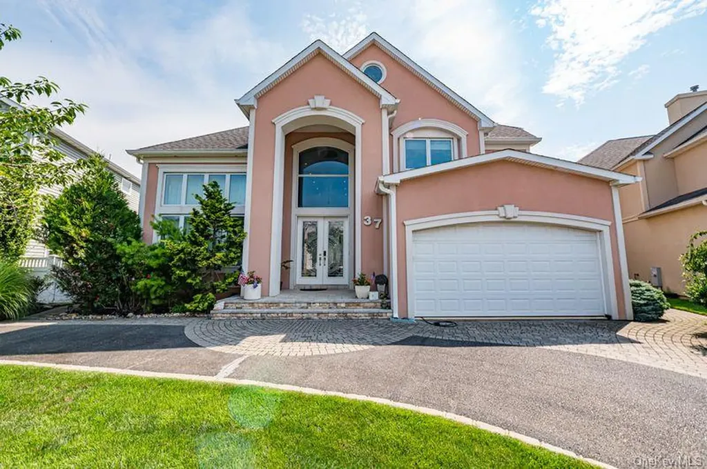 37 Crescent Cove Circle Seaford NY 11783