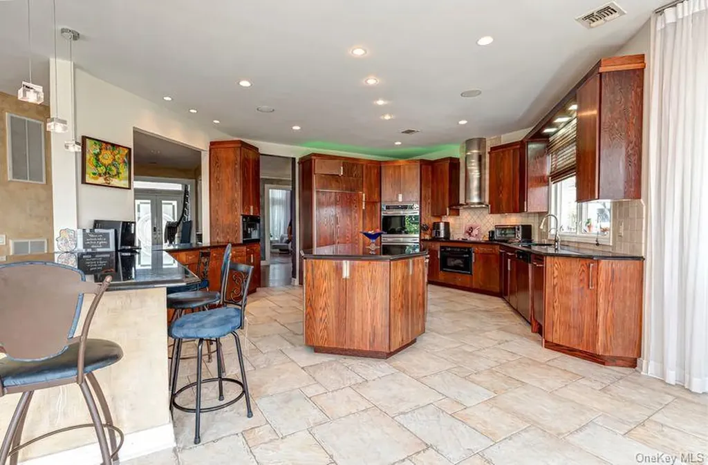 37 Crescent Cove Circle Seaford NY 11783