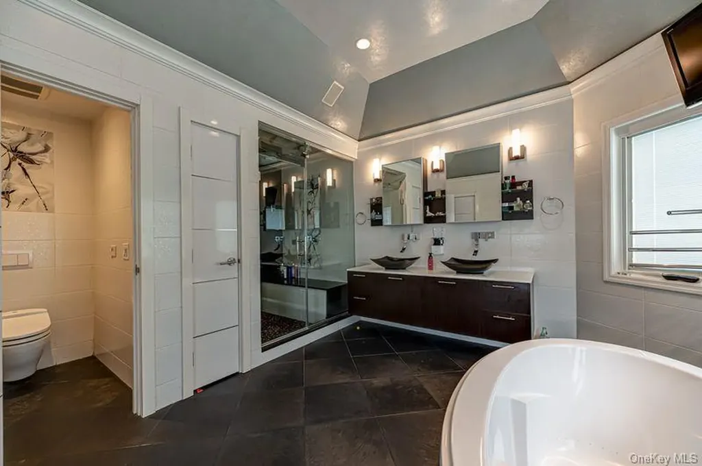 37 Crescent Cove Circle Seaford NY 11783