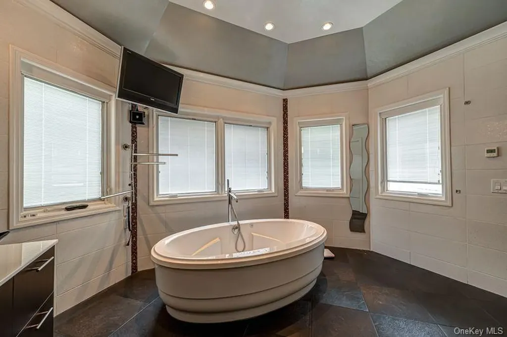 37 Crescent Cove Circle Seaford NY 11783