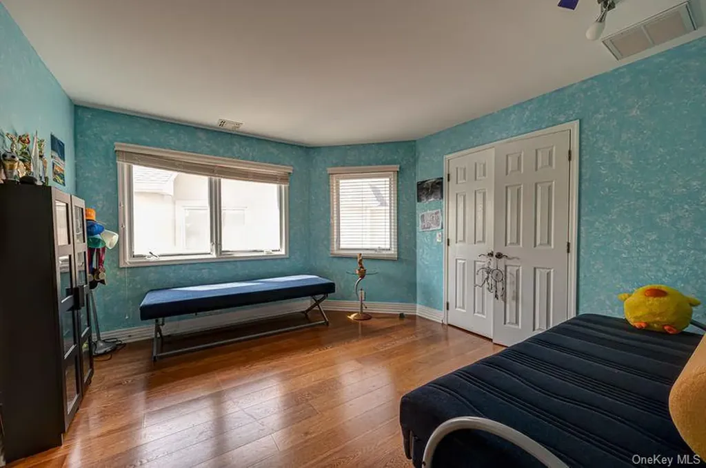 37 Crescent Cove Circle Seaford NY 11783