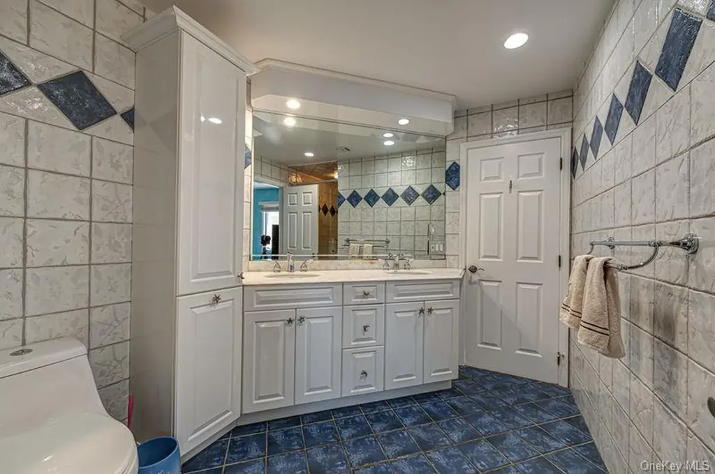 37 Crescent Cove Circle Seaford NY 11783