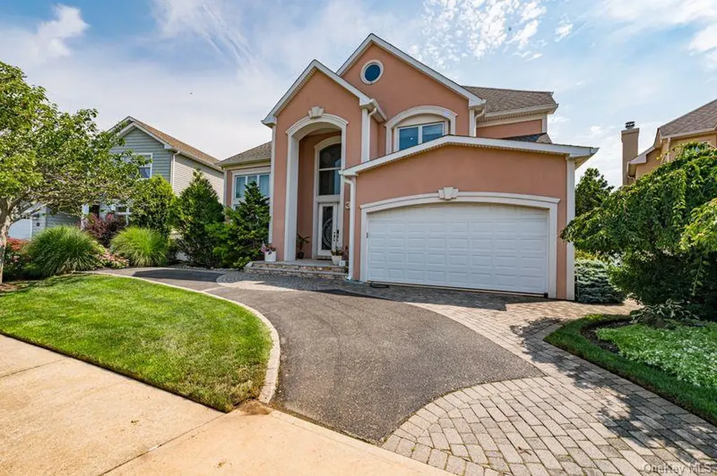 37 Crescent Cove Circle Seaford NY 11783