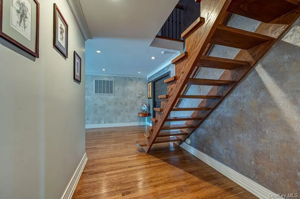 37 Crescent Cove Circle Seaford NY 11783