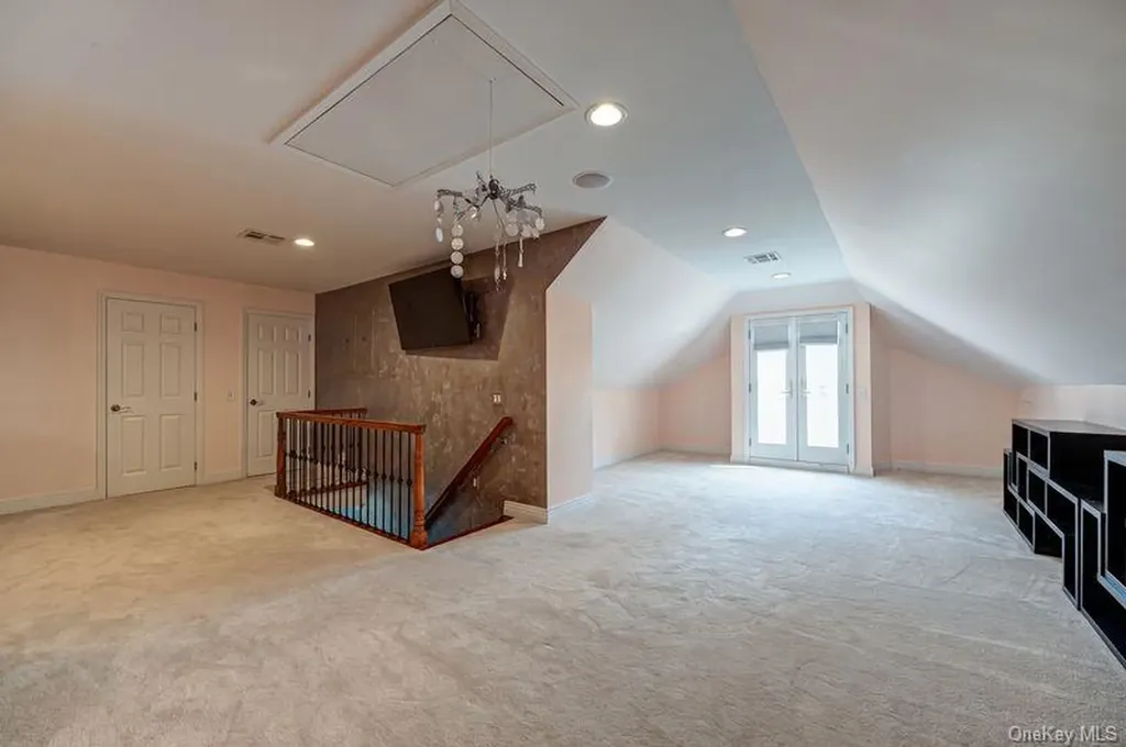 37 Crescent Cove Circle Seaford NY 11783