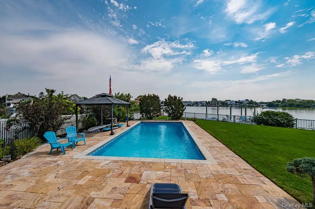 37 Crescent Cove Circle Seaford NY 11783
