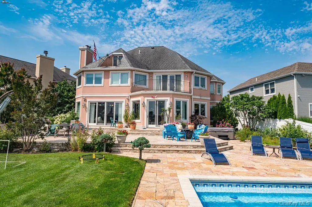 37 Crescent Cove Circle Seaford NY 11783