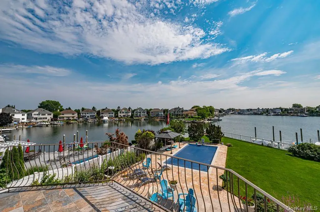 37 Crescent Cove Circle Seaford NY 11783