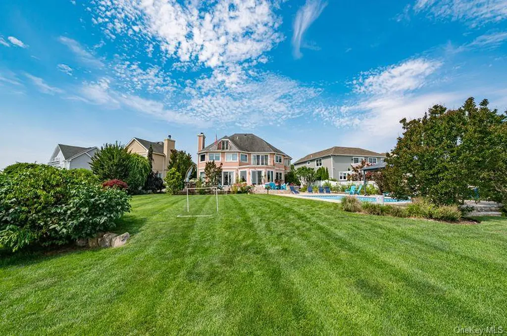 37 Crescent Cove Circle Seaford NY 11783