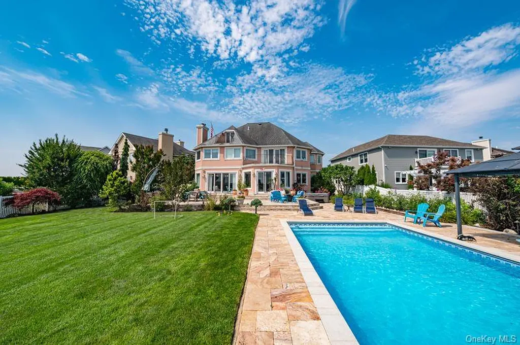 37 Crescent Cove Circle Seaford NY 11783