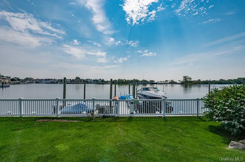 37 Crescent Cove Circle Seaford NY 11783