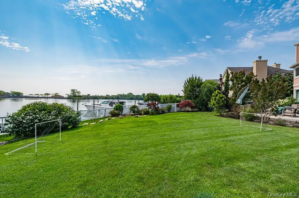37 Crescent Cove Circle Seaford NY 11783