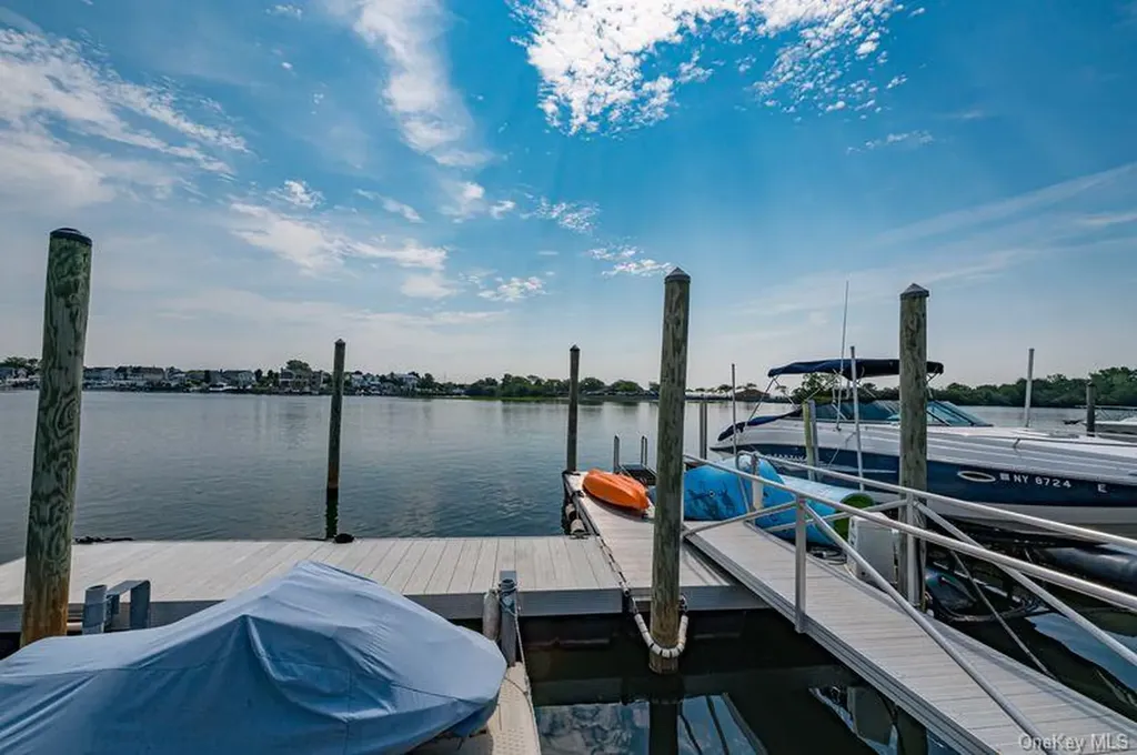 37 Crescent Cove Circle Seaford NY 11783