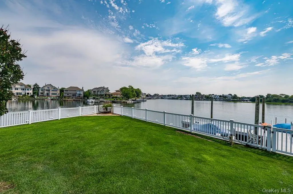 37 Crescent Cove Circle Seaford NY 11783