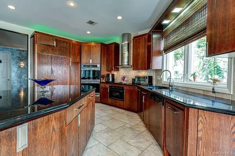 37 Crescent Cove Circle Seaford NY 11783