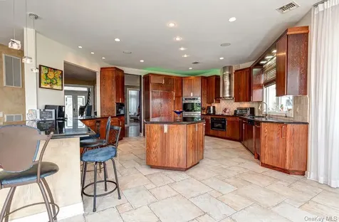 37 Crescent Cove Circle Seaford NY 11783