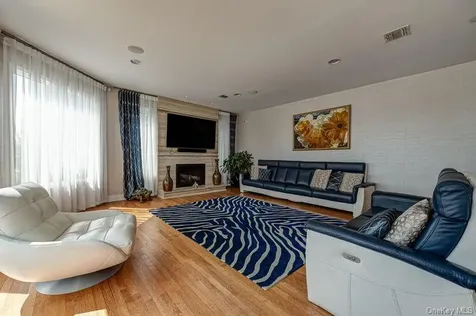 37 Crescent Cove Circle Seaford NY 11783