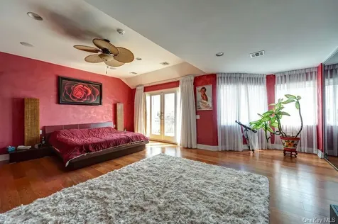37 Crescent Cove Circle Seaford NY 11783