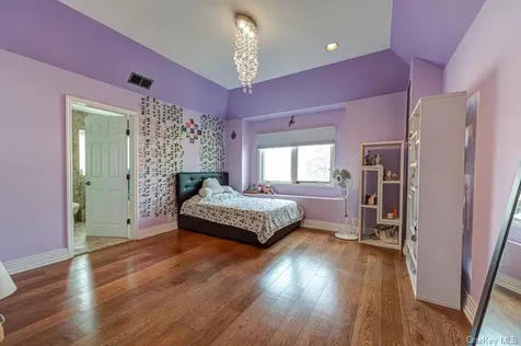 37 Crescent Cove Circle Seaford NY 11783