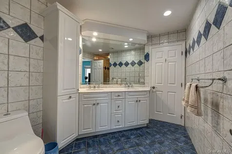 37 Crescent Cove Circle Seaford NY 11783