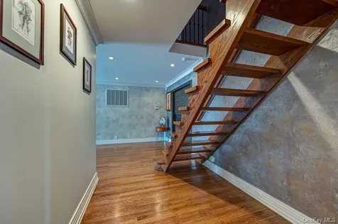 37 Crescent Cove Circle Seaford NY 11783