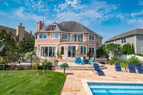 37 Crescent Cove Circle Seaford NY 11783