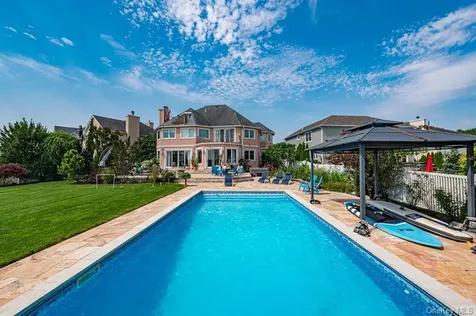 37 Crescent Cove Circle Seaford NY 11783