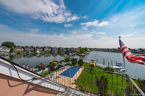 37 Crescent Cove Circle Seaford NY 11783
