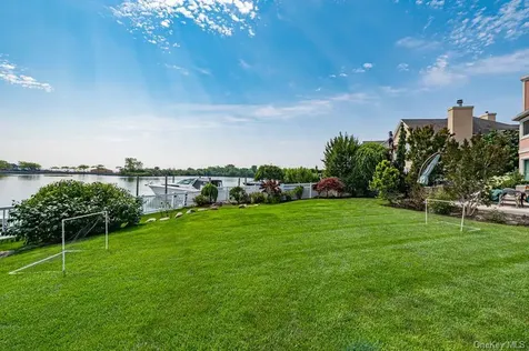 37 Crescent Cove Circle Seaford NY 11783