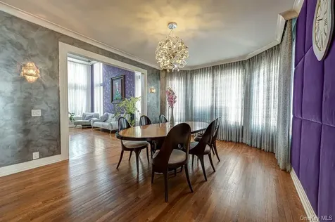 37 Crescent Cove Circle Seaford NY 11783
