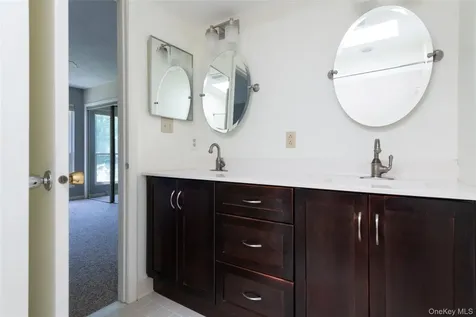 32 North Loop Rhinebeck NY 12572