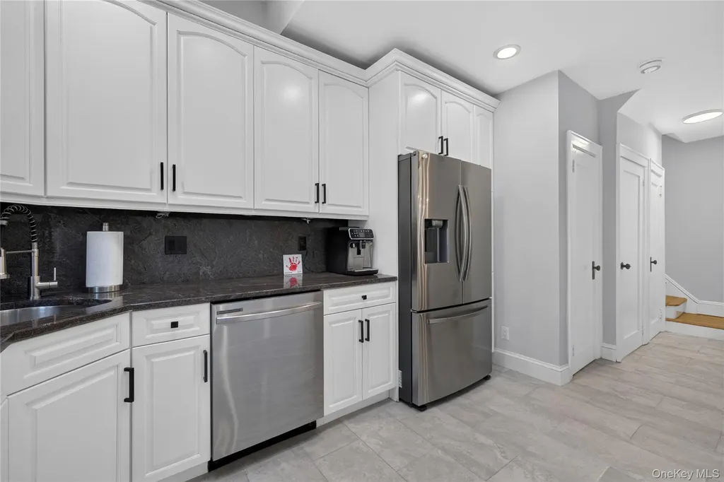 49 Bixley Heath Lynbrook NY 11563