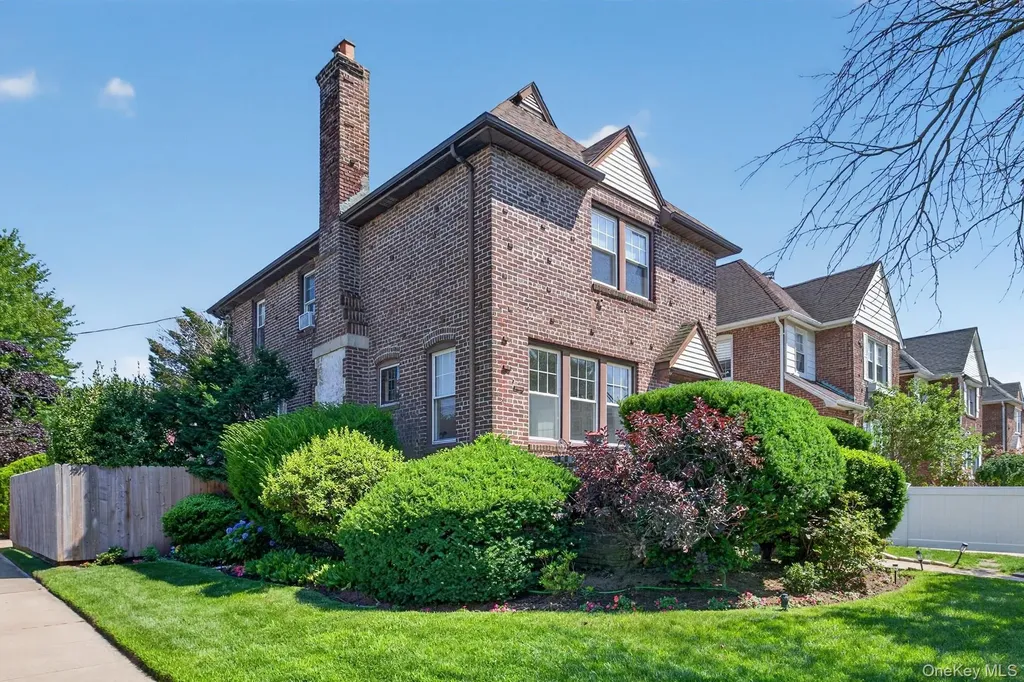 49 Bixley Heath Lynbrook NY 11563