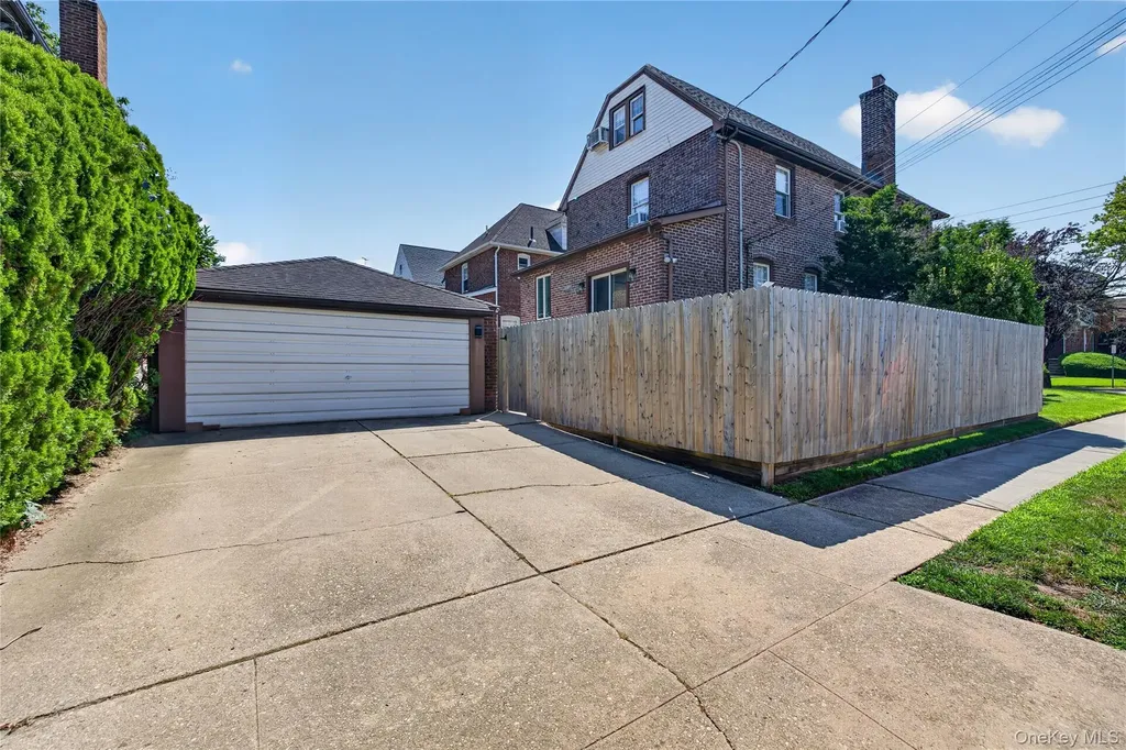 49 Bixley Heath Lynbrook NY 11563