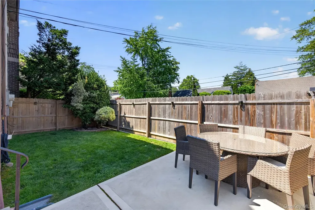 49 Bixley Heath Lynbrook NY 11563