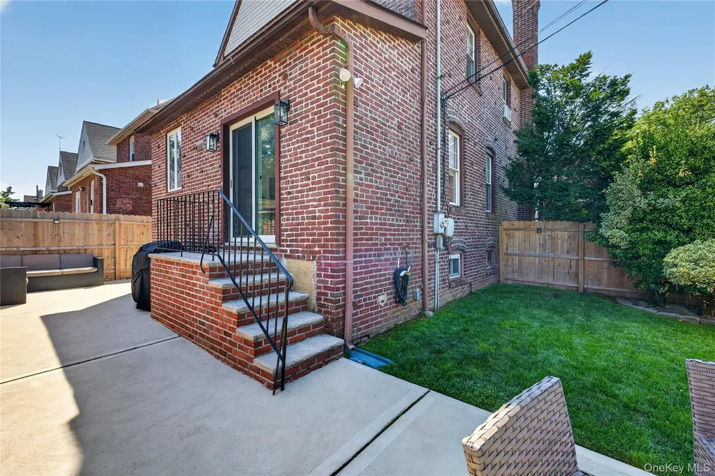 49 Bixley Heath Lynbrook NY 11563
