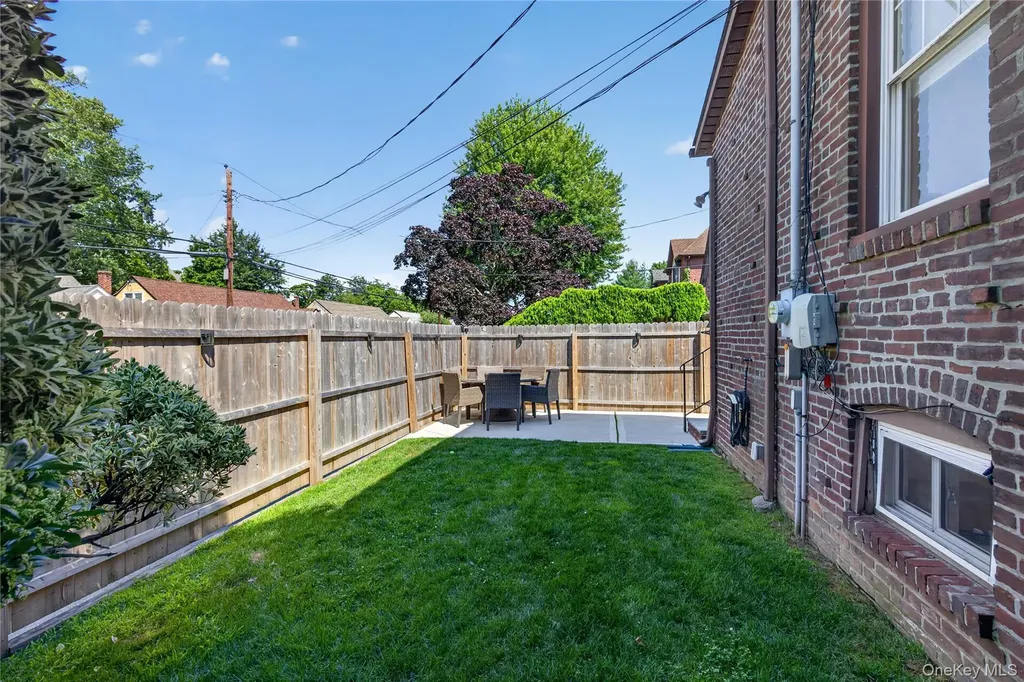 49 Bixley Heath Lynbrook NY 11563