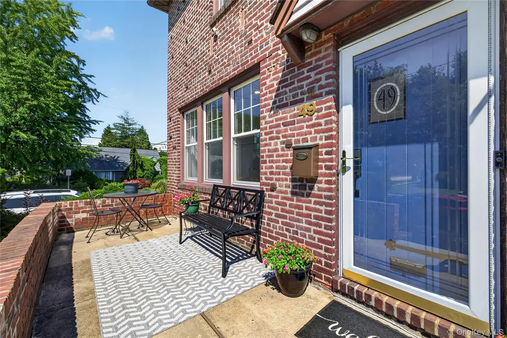 49 Bixley Heath Lynbrook NY 11563