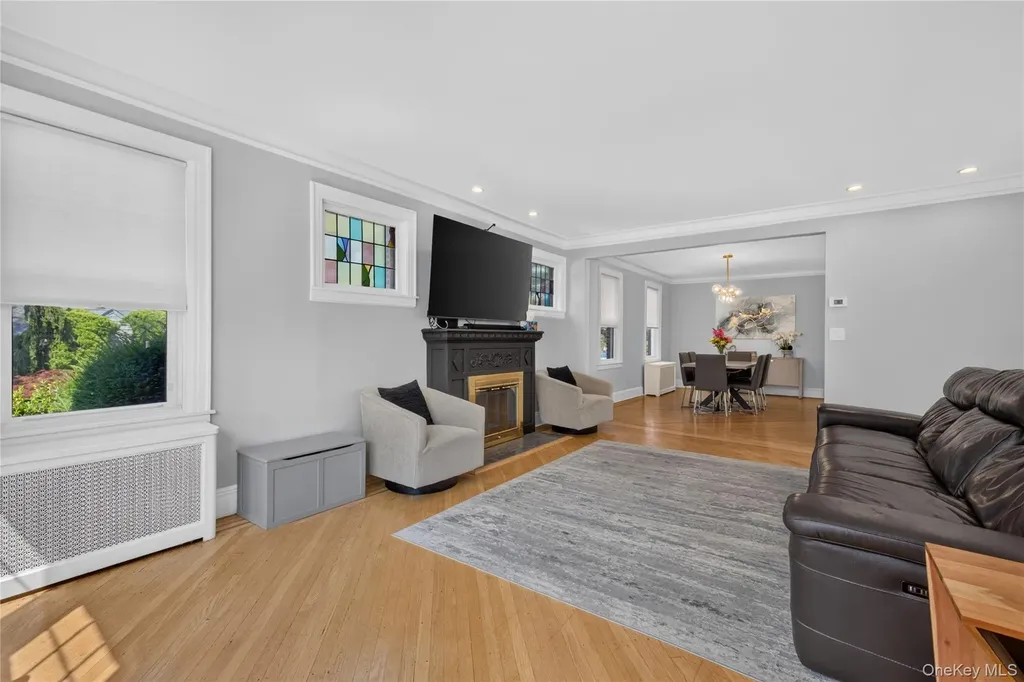 49 Bixley Heath Lynbrook NY 11563