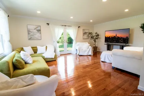 5 Hickory Lane Roslyn Heights NY 11577