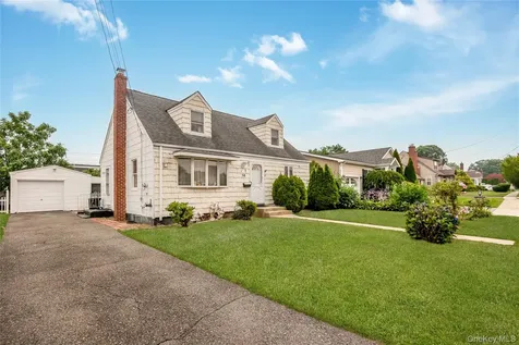 58 S Crescent Drive Farmingdale NY 11735