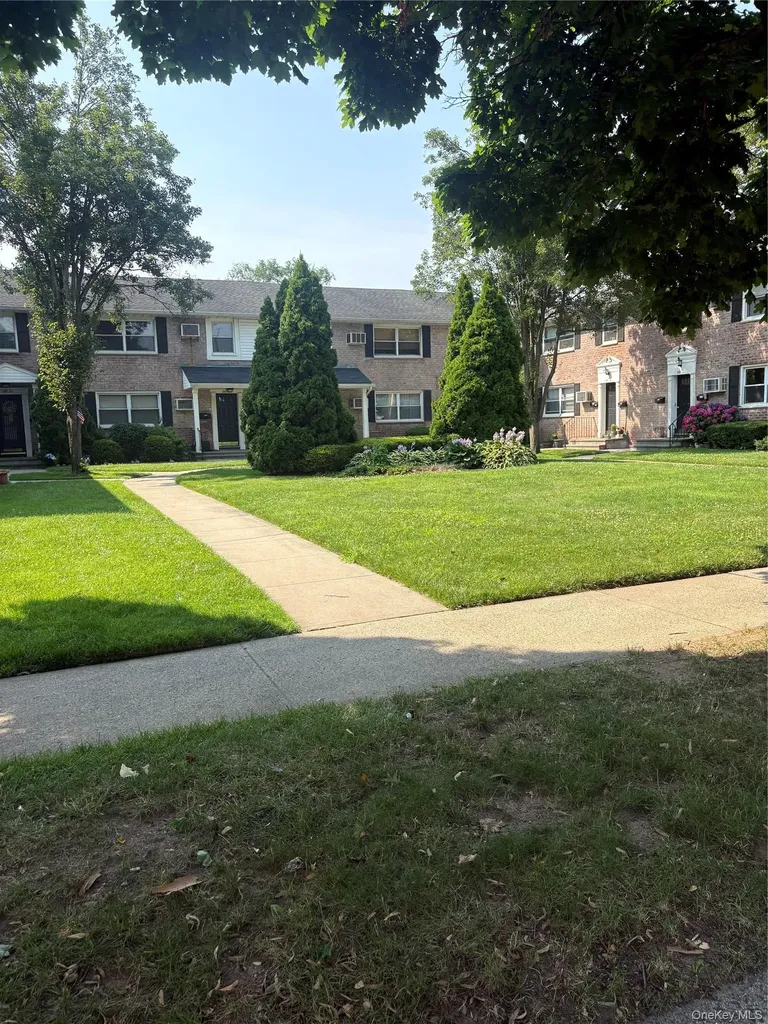 268-18 81st Avenue New Hyde Park NY 11040