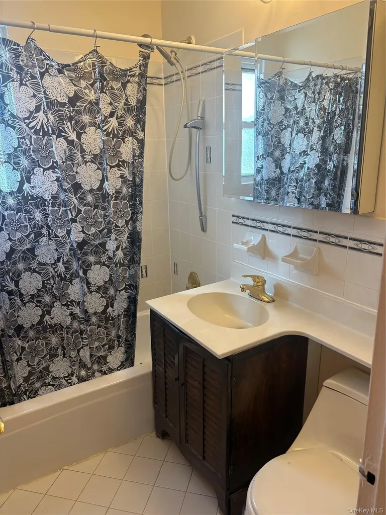 268-18 81st Avenue New Hyde Park NY 11040