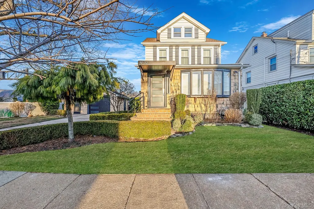 32 Everett Lynbrook NY 11563