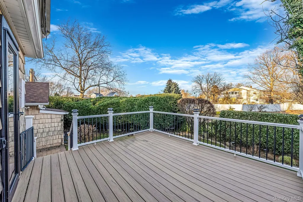 32 Everett Lynbrook NY 11563