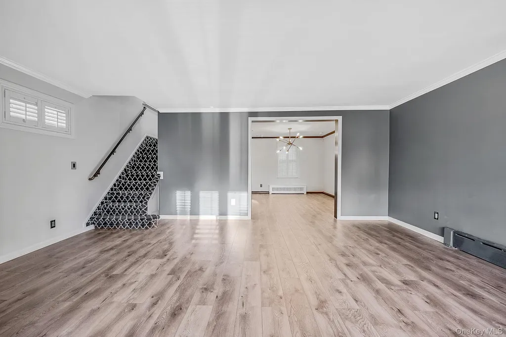 32 Everett Lynbrook NY 11563