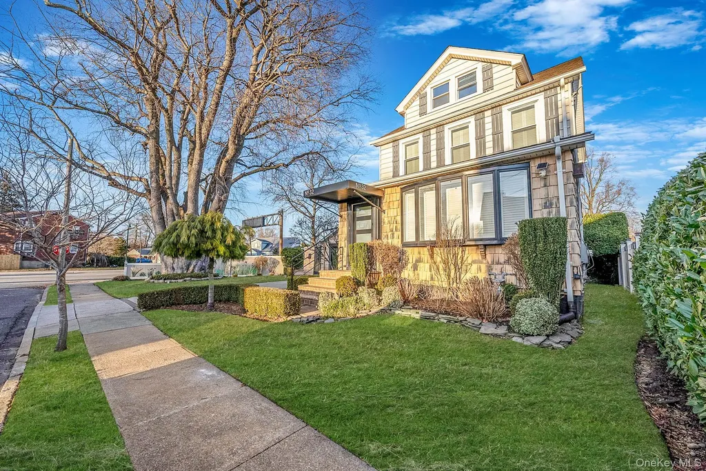 32 Everett Lynbrook NY 11563